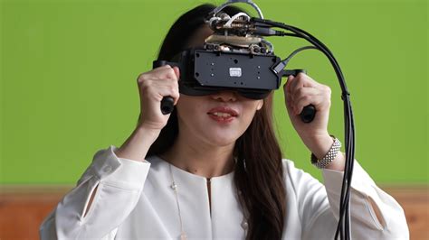 Vizuálna reprezentácia prvého VR headsetu Ivana Sutherlanda
