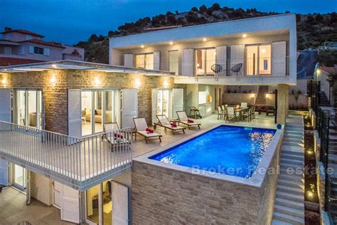 Vila pri mori v Povljane