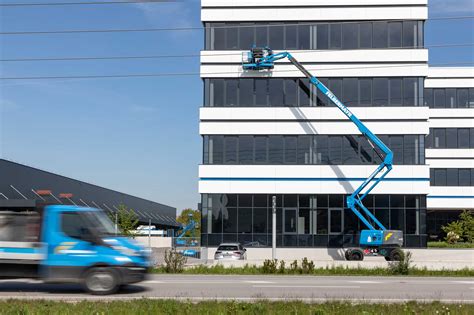 Nízkoúrovňový pohľad na modernú pracovnú plošinu vo výškach