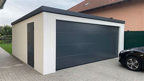 Detail exteriéru montovanej garáže s omietkou