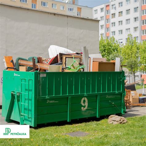 Veľkokapacitný kontajner na stavbe