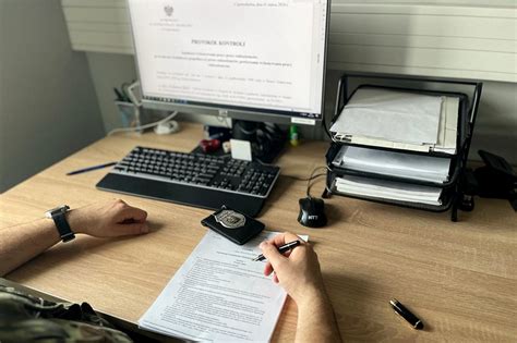 Pracovník katastra kontroluje dokumenty