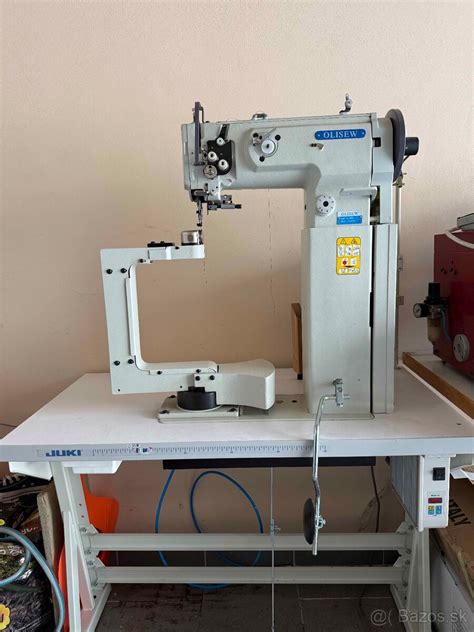 Špecializovaný stavebný stroj s dlhým ramenom pri práci