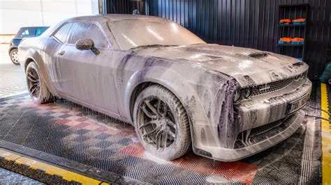 Ilustračná fotografia interiéru auta s vodou na podlahe