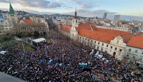 Námestie SNP v Bratislave s pamätným miestom Jána Kuciaka a Martiny Kušnírovej
