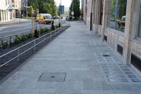 Detail vydláždeného chodníka s novými obrubníkmi na Blumentálskej ulici