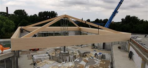 Detailne poškodená drevená konštrukcia strechy