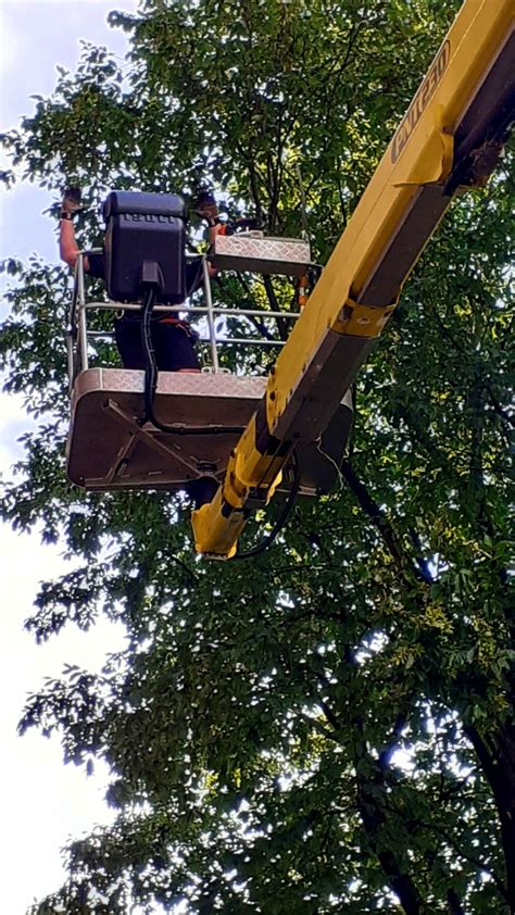 Detail kĺbového ramena elektrickej plošiny