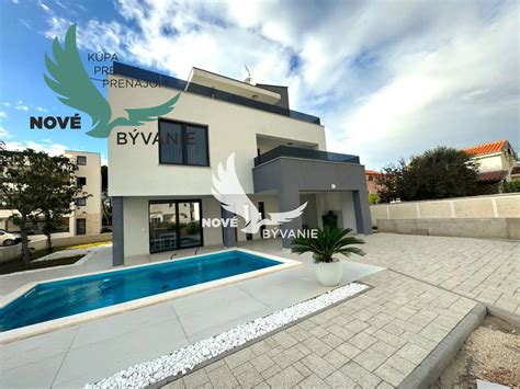 Luxusná vila s bazénom a výhľadom na more