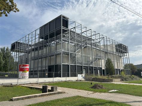 Budova Múzea Andyho Warhola v Medzilaborciach