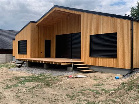 Pohľad na dvojpodlažnú budovu s terasou