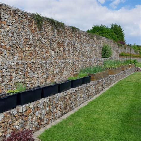 Gabionový oporný múr s kamennou výplňou