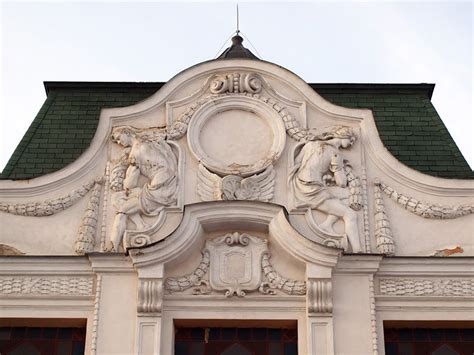 Detail architektonického prvku historickej budovy