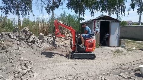 minibager pracujúci na stavbe