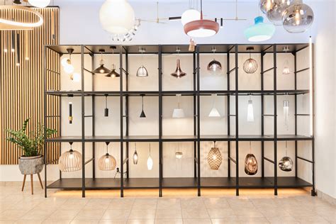 Interiér showroomu s vystavenými garážami