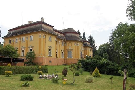 Kaštieľ Petrovany - hlavná fasáda