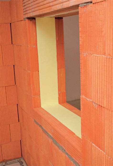 Detail okenného ostenia s kamennými prvkami