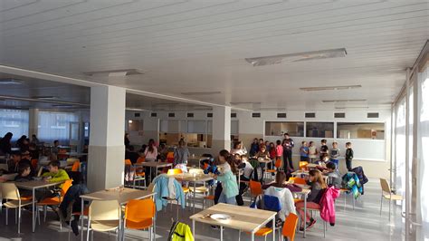 Školská jedáleň s moderným nábytkom