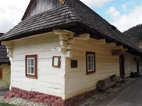 Typický zrubový dom vo Vlkolínci s drevenou šindľovou strechou