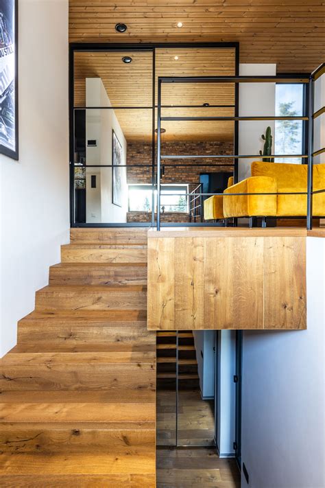 interiér domu s dreveným schodiskom a rebríkom