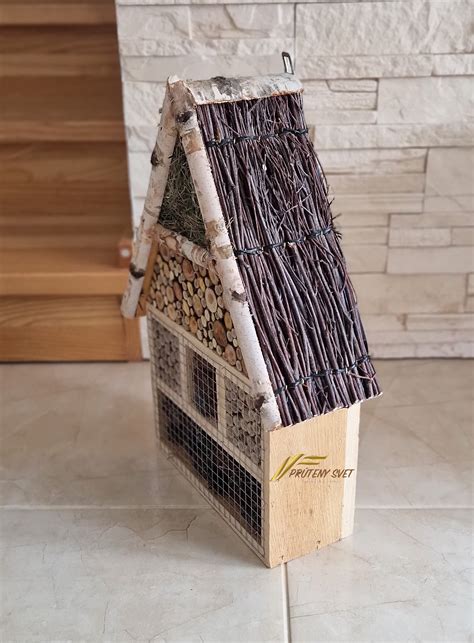 hmyzí hotel vyrobený z prírodných materiálov