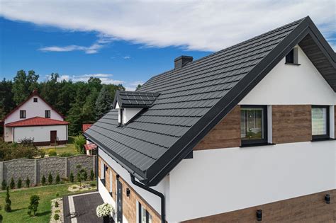 Rôzne typy strešných krytín v čiernej farbe