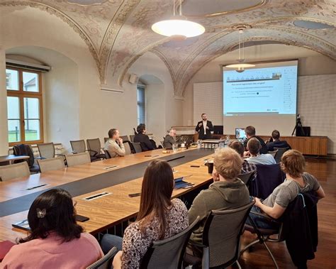 študent píšuci seminárnu prácu