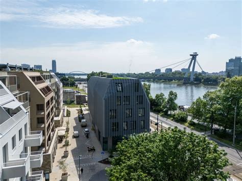 Exteriér Divadla Aréna s výhľadom na Dunaj