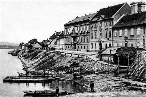 Archívna fotografia Bratislavy s historickými budovami