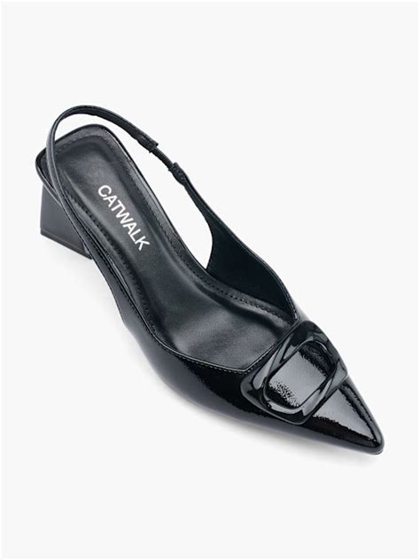 Ilustrácia väzenia s otvorenou bránou