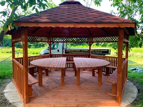 Rozložený altánok s posedením a ľuďmi