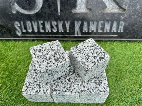 Ukážka rôznych produktov z čadiča - drvený kameň, kocky, dlažby