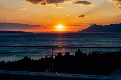 Ilustračná fotografia mladého páru pri podpisovaní zmluvy