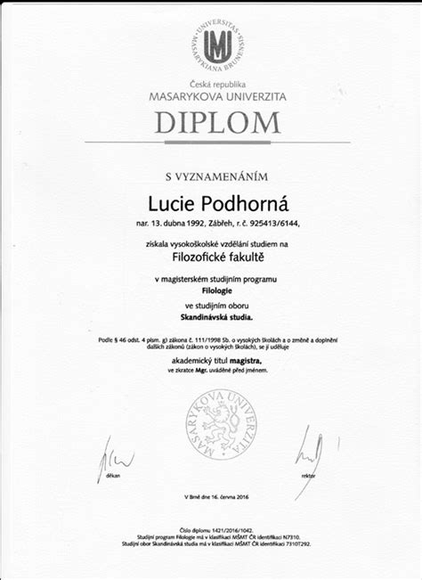 Vysokoškolský diplom a lekárska kniha