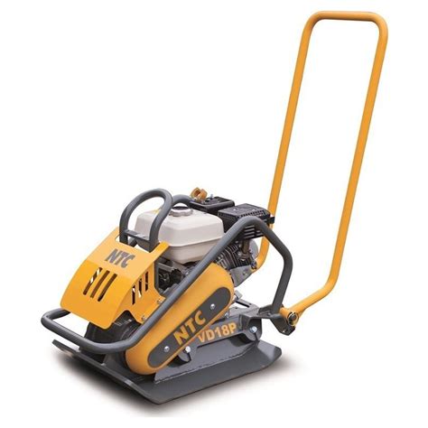 Vibračná doska pri hutnení dlažby