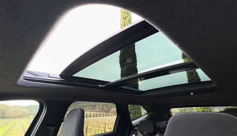 Interiér auta s otvorenou panoramatickou strechou