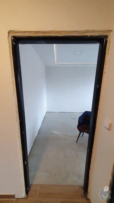 Ilustračná fotografia starých kovových zárubní