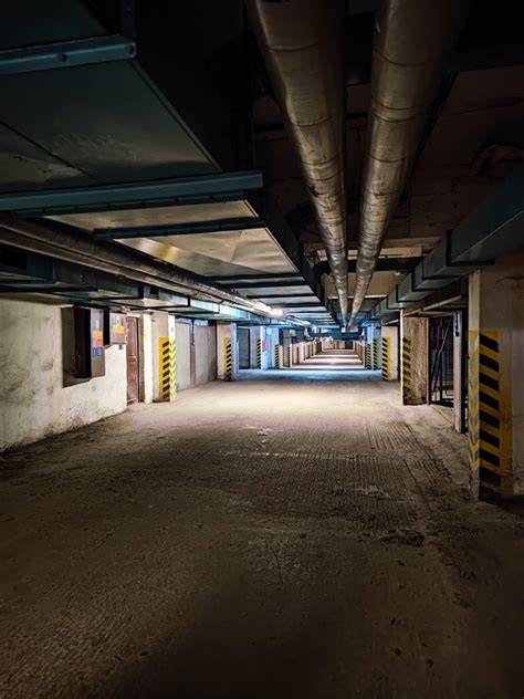 Interiér moderných podzemných garáží