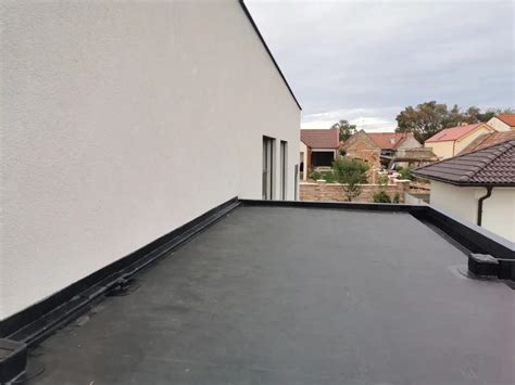 Detailná fotografia aplikácie membrány RubberCover EPDM na streche