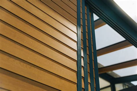 Detail horizontálnych hliníkových lamiel na fasáde športovej haly