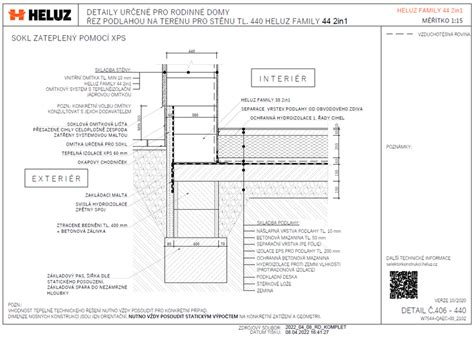 Detail drevenej podlahy a bielej steny v škandinávskom interiéri