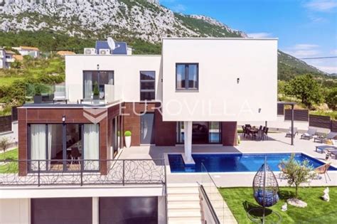 Moderná vila s bazénom v tichej lokalite