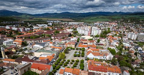 Panorama mesta Dolný Kubín s riekou Oravou