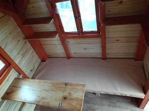 Interiér záhradného domčeka s detailmi