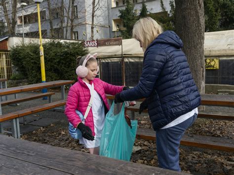 Dobrovoľníci čistiaci park