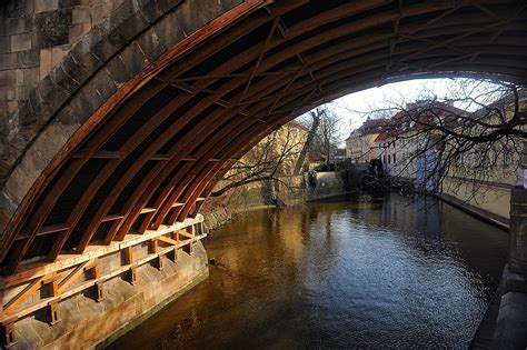 Ilustrácia typického holandského lodného domu na kanáli
