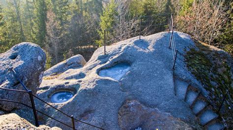 Staroveké schody vytesané do skaly