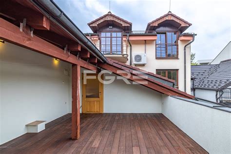 Rodinný dom s priestrannou záhradou a terasou pri jazere