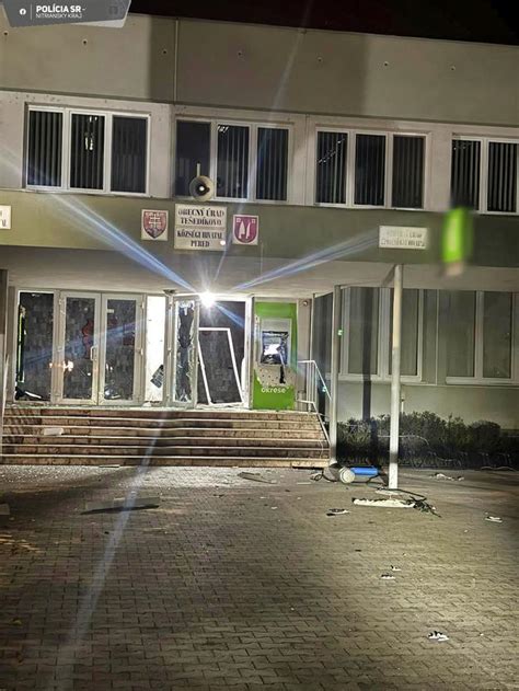 Poškodené okná na okolitých bytovkách po výbuchu