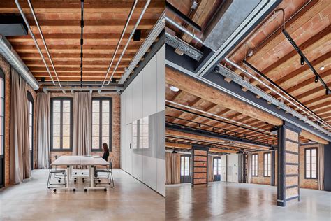 Interiér starého hospodárskeho objektu s drevenými prvkami